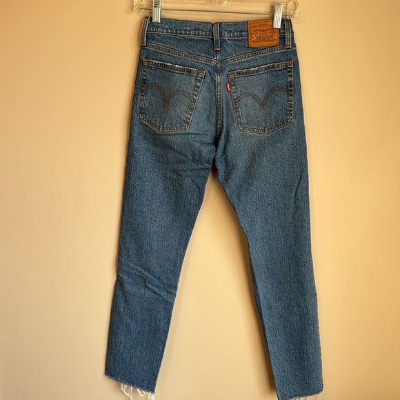 *FREE WITH BUNDLE* Levi’s Wedgie Straight Fit Jean in Medium Wash Size 25 - Picture 10 of 12